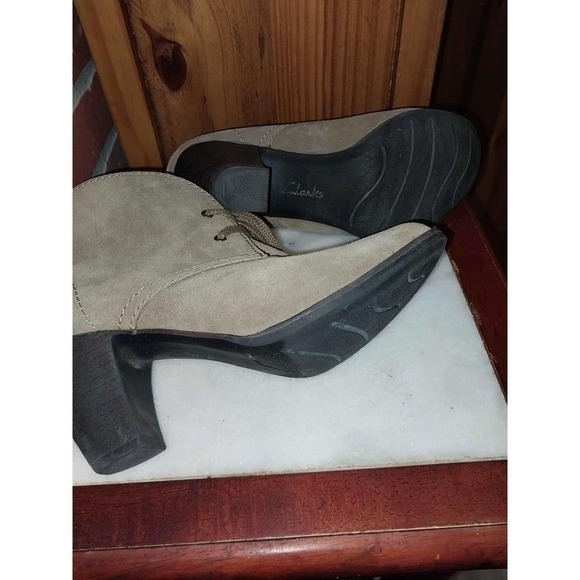 Clarks Desert Leather pumps.  Size 7M - Picture 4 of 4